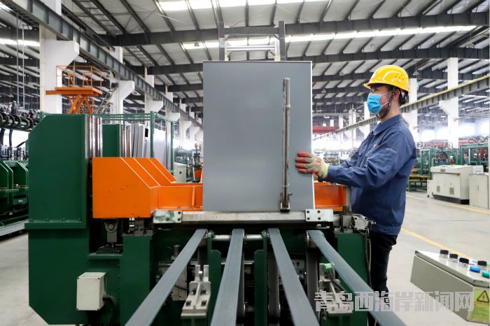 青島海容商用冷鏈股份有限公司車間工人在生產線上作業（王培珂攝）_meitu_14.jpg