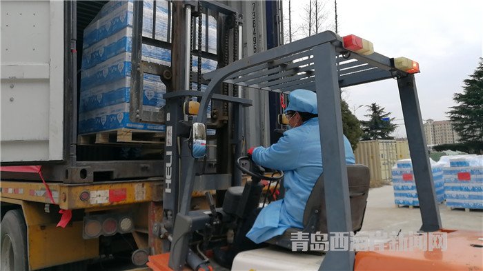 首批包裝直飲水裝車發運。孫啟攝4.jpg